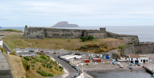 Festung S&atilde;o Sebasti&atilde;o mit Porto das Pipas (Fasshafen) und den Ilh&eacute;us das Cabras im Hintergrund (Foto: Eichner-Ramm)