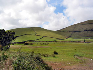 Landschaft in der Serra do Cume: H&uuml;gel und Weiden pr&auml;gen das Bild (Foto: Eichner-Ramm)