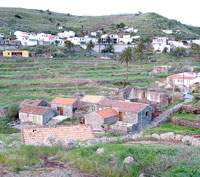 Natursteinh&auml;user und Felder von Arure