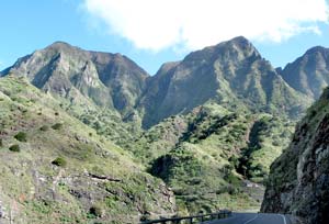 Berge begrenzen das Tal von Hermigua