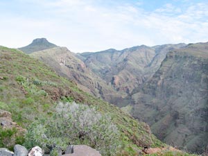 Blick vom Mirador de Igualero &uuml;ber die Erque-Schlucht hinweg zum Berg La Fortaleza