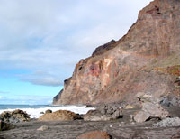 Schwarzer Strand vor steiler Felswand: Playa Ingl&eacute;s