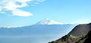 Gomeras Nachbarinsel Teneriffa mit dem schneebedeckten Teide scheint zum Greifen nah Gomeras Nachbarinsel Teneriffa mit dem schneebedeckten Teide scheint zum Greifen nah