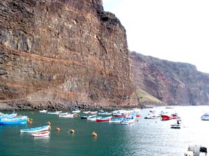 Steilwand &uuml;ber dem Hafen von Vueltas