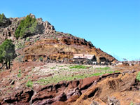 Der Pfad f&uuml;hrt an Ziegenpferchen vorbei