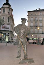 Denkmal zu Ehren der Madrider Stra&szlig;enkehrer: Plaza Jacinto Benavente