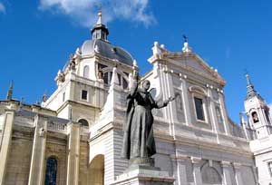 Catedral de la Almudena mit Statue von Papst Johannes Paul II. Catedral de la Almudena mit Statue von Papst Johannes Paul II.