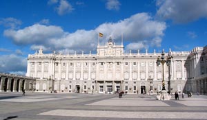 Südseite des Palacio Real mit dem Plaza de la Armeria Südseite des Palacio Real mit dem Plaza de la Armeria