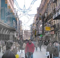 Gesch&auml;ftiges Treiben in der weihnachtlich geschm&uuml;ckten Calle Preciados