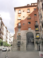 Calle Cava San Miguel: Der Arco de Cuchilleros bildet den Treppenzugang zur Plaza Mayor Calle Cava San Miguel: Der Arco de Cuchilleros bildet den Treppenzugang zur Plaza Mayor