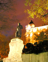 Goya-Denkmal vor dem Prado &ndash; im Hintergrund das Hotel Ritz