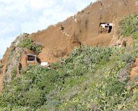 Im roten Felsgestein: H&ouml;hlenwohnungen bei Chinamada