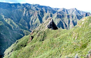 Anaga-Gebirge: zerklüftete Berge und tiefe Schluchten Anaga-Gebirge: zerklüftete Berge und tiefe Schluchten