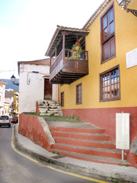 Balkon aus Edelholz: Casa Santo Domingo in G&uuml;&iacute;mar