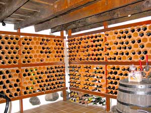 Weinlager im Casa Santo Domingo in G&uuml;&iacute;mar