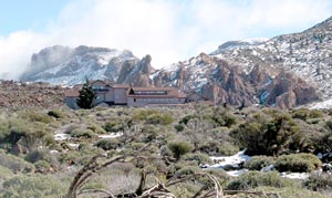 Das Besucherzentrum Parador de Ca&ntilde;adas del Teide passt sich gut in die Landschaft ein