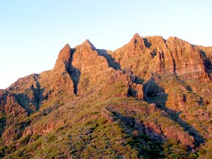Rotgl&uuml;hende Felsen: Abendlicht im Teno-Gebirge