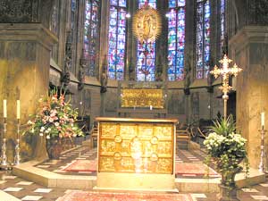 Der Chor des Aachener Doms wird auch &raquo;Glashaus&laquo; genannt. Im Vordergrund die goldene Altartafel.
