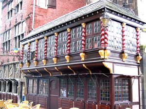 Der &raquo;Postwagen&laquo; an der Ostseite des Rathauses ist beliebtes Fotomotiv