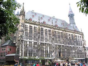 Auf den Grundmauern der einstigen Pfalz Karls des Gro&szlig;en errichtet: das Rathaus der Stadt Aachen