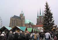 Holzbuden und geschm&uuml;ckte Tanne auf dem Weihnachtsmarkt unterhalb von Dom und Servikirche