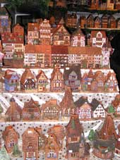 Miniaturh&auml;uschen an einem Weihnachtsmarktstand