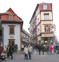 Von wegen &raquo;Stilleben&laquo;: Auf der Kr&auml;merbr&uuml;cke herrscht an den Adventssamstagen dichtes Gedr&auml;nge