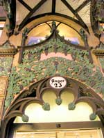 Fassaden-Detail eines Gesch&auml;ftshauses am Anger