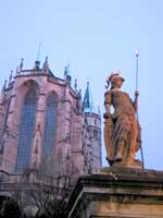 Blick hinauf zum m&auml;chtigen Mariendom