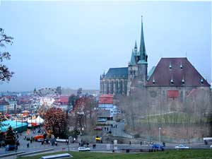 Blick von der Zitadelle auf Domplatz (mit Weihnachtsmarkt) sowie Dom und Severikirche