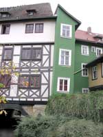 Schiefes Haus mit geraden Fenstern an der Kr&auml;merbr&uuml;cke