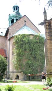 &raquo;Tausendj&auml;hriger Rosenstock&laquo; an der Ostapsis des Doms