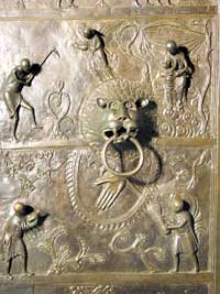 Eine der Bildtafeln der bronzenen Bernwardst&uuml;r des Hildesheimer Doms