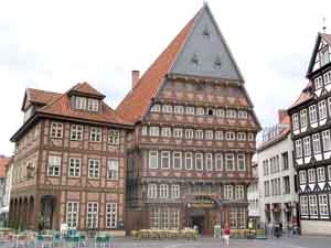 Knochenhauerhaus (rechts) und B&auml;ckeramtshaus (links) am Hildesheimer Marktplatz