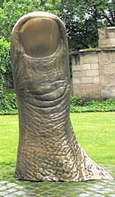 Daumen-Skulptur von C&eacute;sar