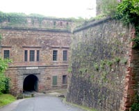 Festung Ehrenbreitstein: Dicke Mauern und Tore im S&uuml;dlichen Abschnitt