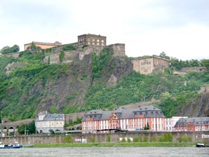 Blick auf die Festung Ehrenbreitstein und das darunter liegende Dikasterialgeb&auml;ude sowie die Pagerie