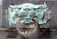 &raquo;T&uuml;rklopfer&laquo;-Ringe an den Pollern am Deutschen Eck