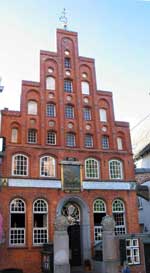 Das Geb&auml;ude der Schifferschaft hat die typischen Stufengiebel