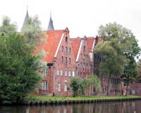 Als Salzspeicher dienten einst diese markanten Backsteingeb&auml;ude an der Obertrave