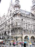 Neues Rathaus an der Ecke zur Weinstra&szlig;e