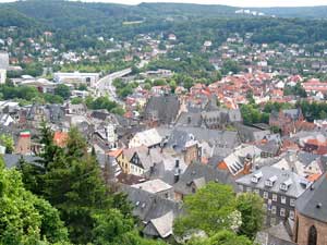 Hoch &uuml;ber der Lahn gelegen: Die Altstadt Marburgs vom Landgrafenschloss aus gesehen