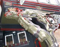 Sehenswerter Eingangsschmuck eines Tee-Gesch&auml;ftes