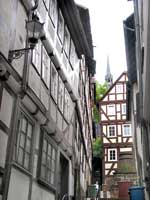 Schr&auml;g und verwinkelt: Gasse in Marburgs Altstadt