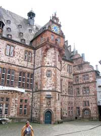 Imposant: Das sp&auml;tgotische Rathaus am Markt