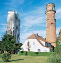 Alt und neu: Historischer Leuchtturm und Maritim-Hotel-Hochhaus (Foto: Hans-Wedig M&uuml;ller / HLTS)