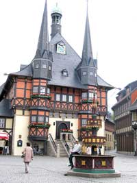 Historisches Rathaus am Marktplatz mit dem Wohlt&auml;terbrunnen im Vordergrund