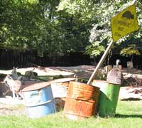 Blechf&auml;sser sollen Australien, die Heimat von K&auml;nguru und Emu, symbolisieren