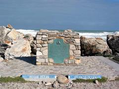 Denkmal am Kap L’Agulhas: Zwei Meere, der Atlantische und der Indische Ozean, treffen an der Südspitze Afrikas aufeinander (Foto: Eichner-Ramm) Denkmal am Kap L’Agulhas: Zwei Meere, der Atlantische und der Indische Ozean, treffen an der Südspitze Afrikas aufeinander (Foto: Eichner-Ramm)
