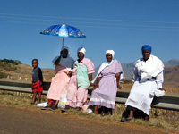 Warten auf den Bus (Foto: Eichner-Ramm) Warten auf den Bus (Foto: Eichner-Ramm)